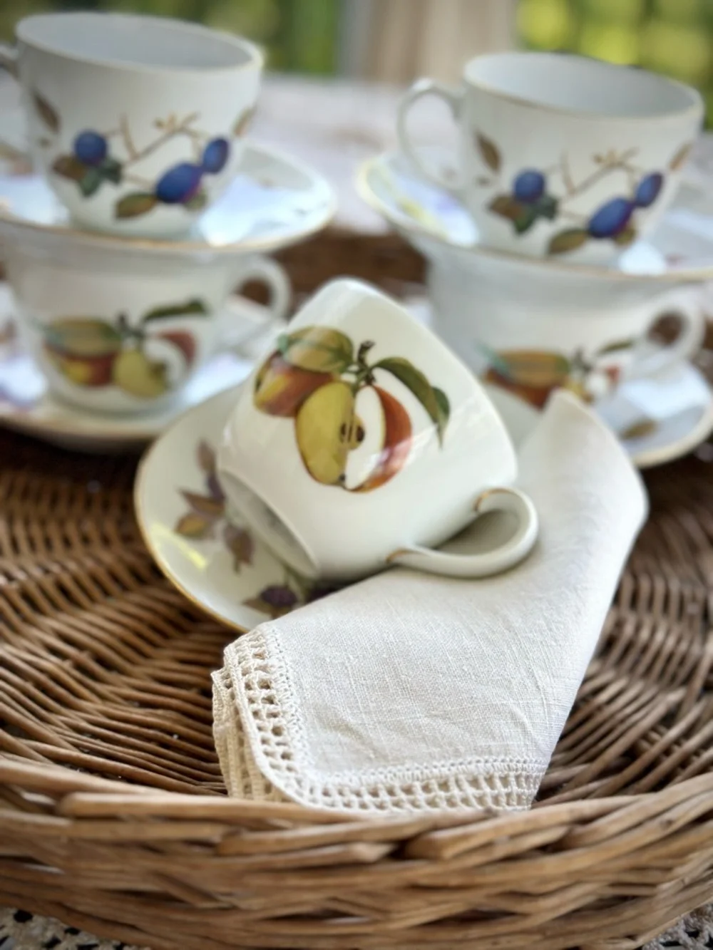 5 Vintage Royal Worcester Evesham Cups and Saucers Set England Gold Trim